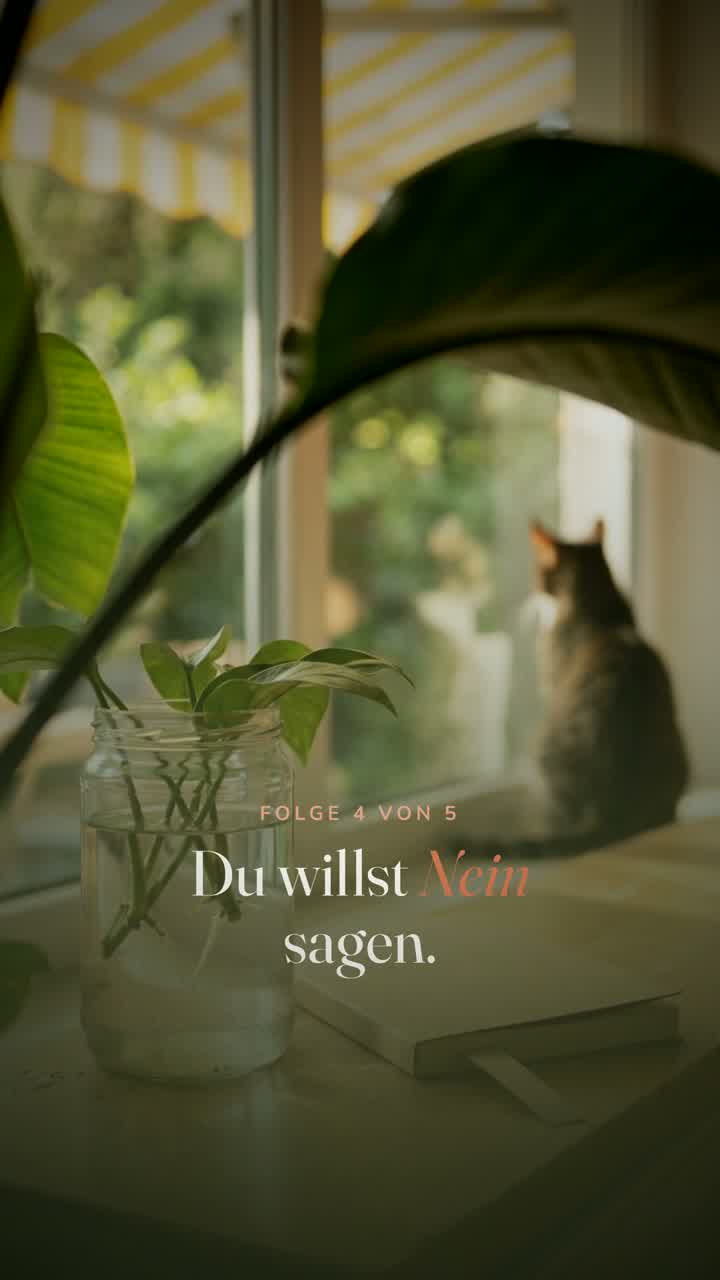 Ein Eichentisch mit einer Tasse und einem aufgeschlagenen Buch.