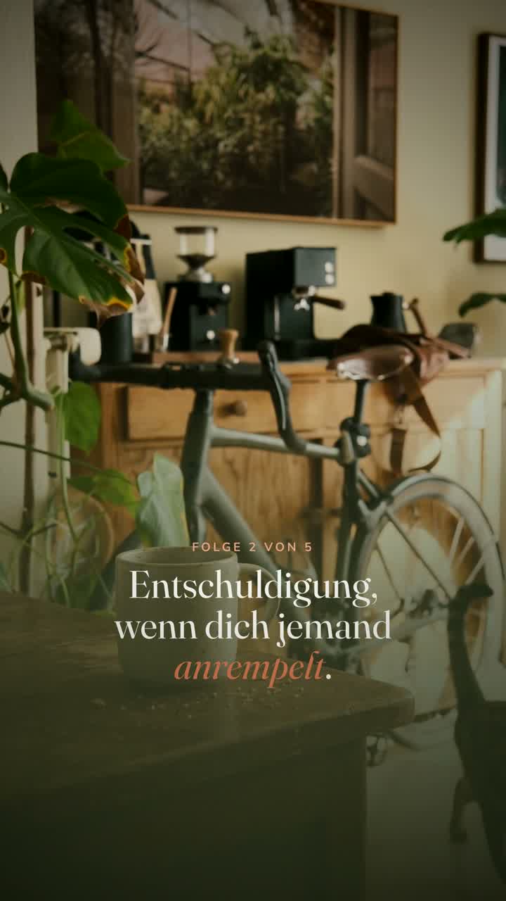 Eine Sofaecke mit Kissen und einer Decke, weiches Tageslicht.