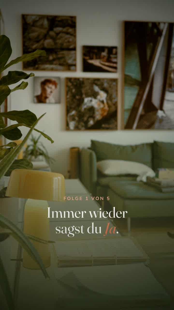 Kopfhörer auf einem Sofa, daneben eine zusammengelegte Decke.